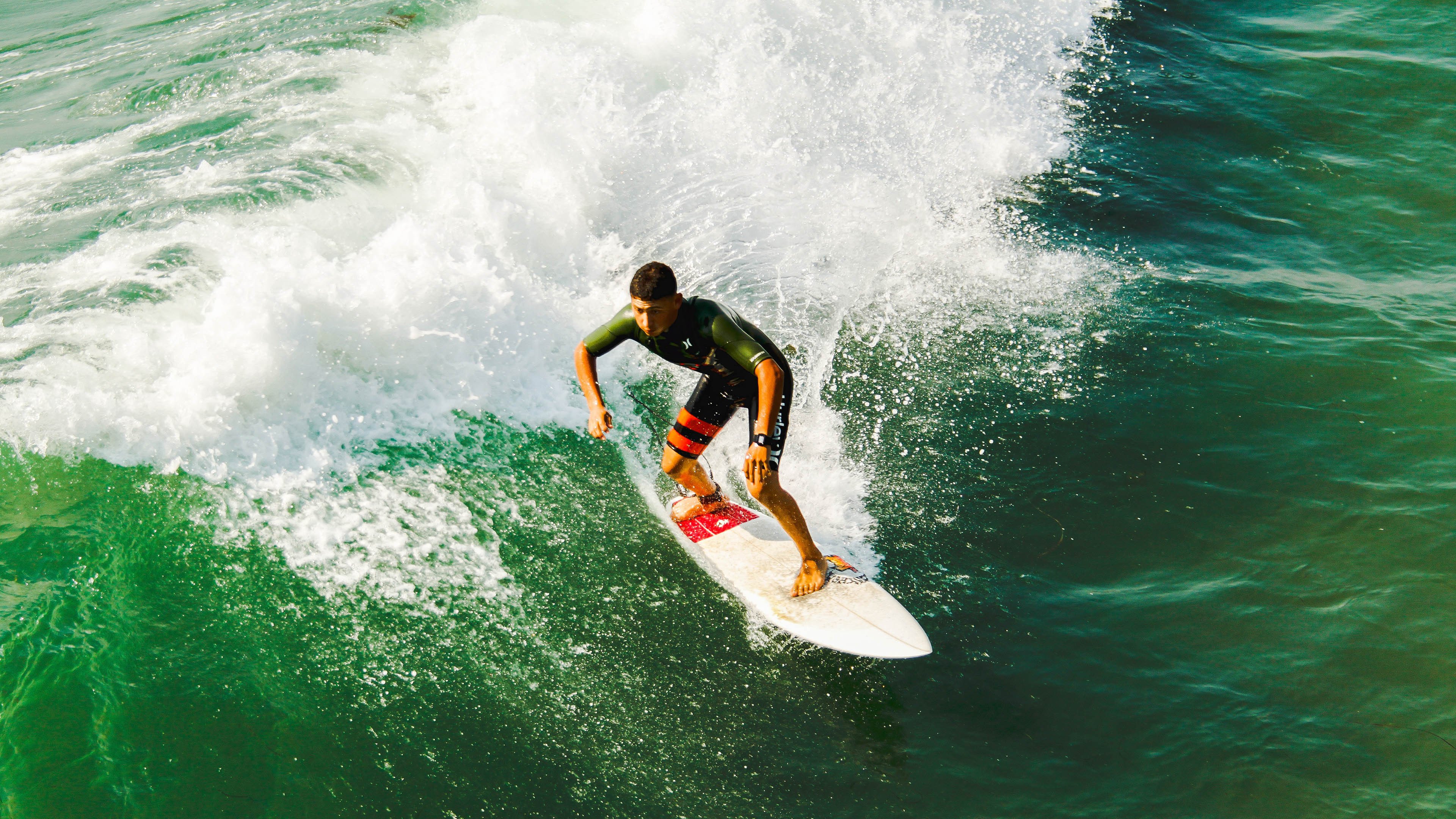 开云电竞在线-独轮车特技表演，车轮旋转彰显非凡技巧，独轮车教学视频教学公开课!